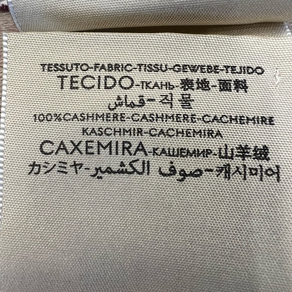 Authentic Gucci scarf 100% cashmere. - Picture 13 of 14